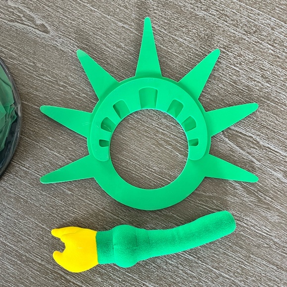 Muppet Whatnot Workshop custom Statue of Liberty puppet w/ branded bag & book - Picture 16 of 16